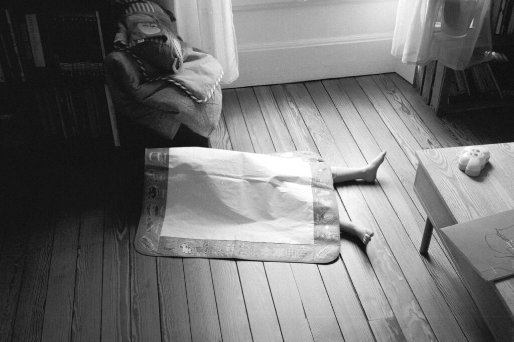 Un enfant couché sous une couverture