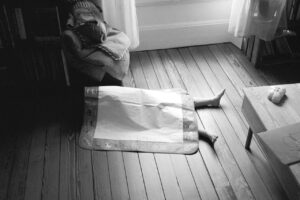 Un enfant couché sous une couverture